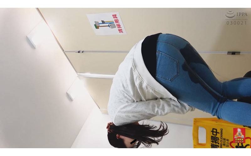 トイレ前行列中 おしっこ漏らし女! 1.5  ～小便に濡れたジーパン～