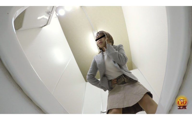 電話もオナラも止まらない バレない様にこっそり放尿